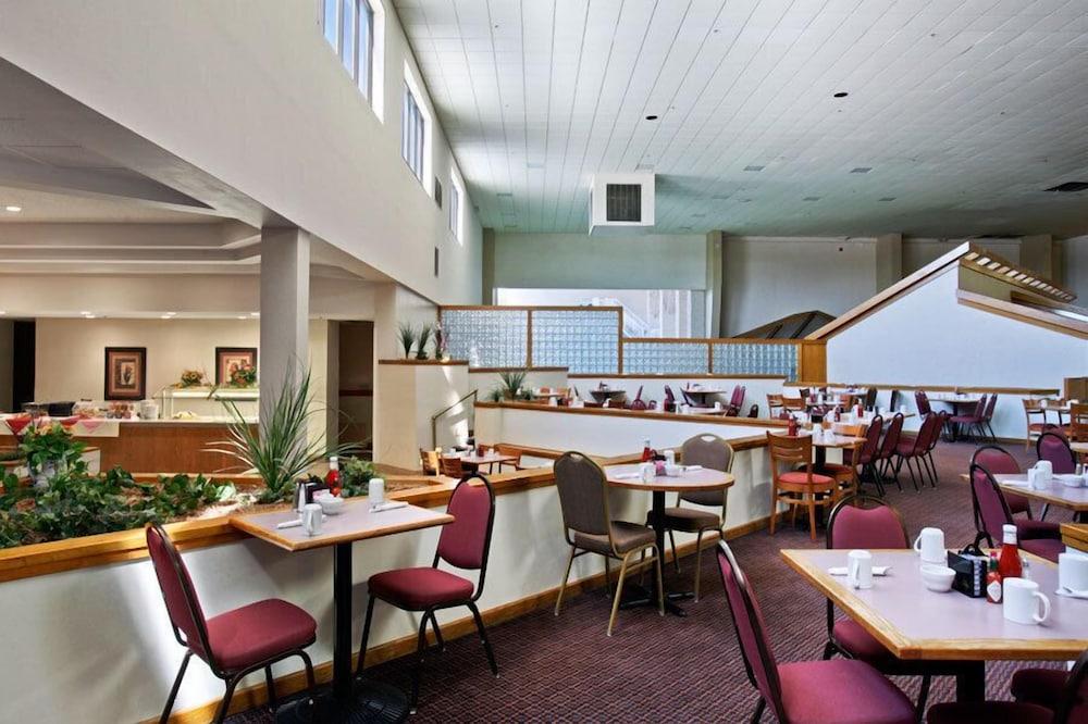Salina Ambassador Hotel & Conference Center Restaurace fotografie